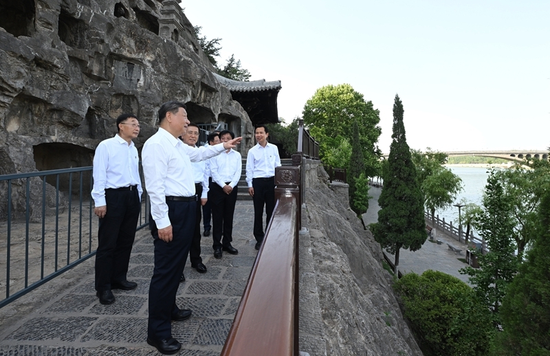 2025年5月19日至20日，中共中央總書記、國(guó)家主席、中央軍委主席習(xí)近平在河南考察。這是19日下午，習(xí)近平在洛陽龍門石窟考察。新華社記者 謝環(huán)馳 攝